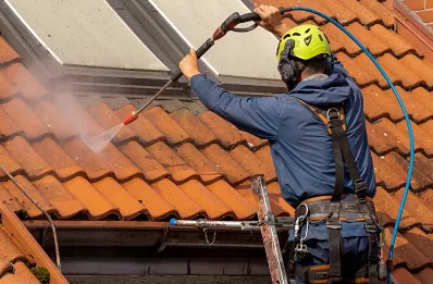 Démoussage et hydrofuge de toiture à Courcôme